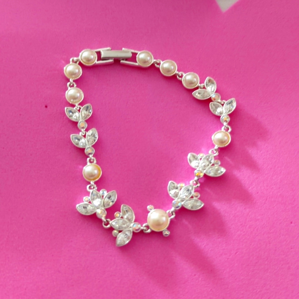 Women's Bracelet. Not for a big wrist. New Sale